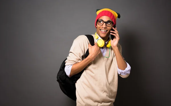 Βραζιλιάνος φοιτητής hipster μιλώντας πάνω από το κινητό τηλέφωνο — Φωτογραφία Αρχείου