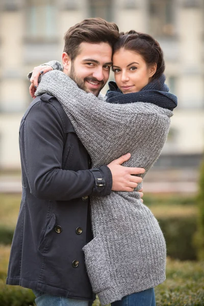 Glückliches Paar umarmt sich im Herbstpark — Stockfoto