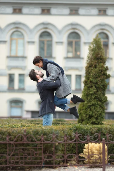Šťastný pár, kteří požívají den v parku — Stock fotografie