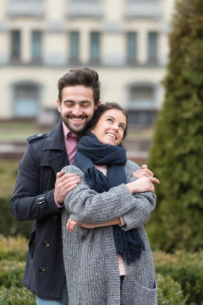 Happy couple enjoying the day in the park — Stock Photo, Image