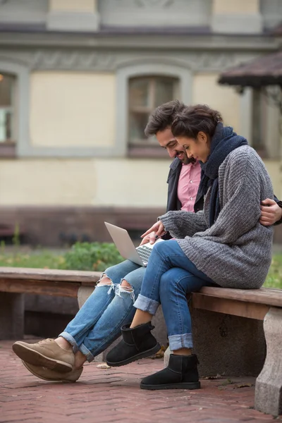 Couple heureux surfer sur Internet — Photo