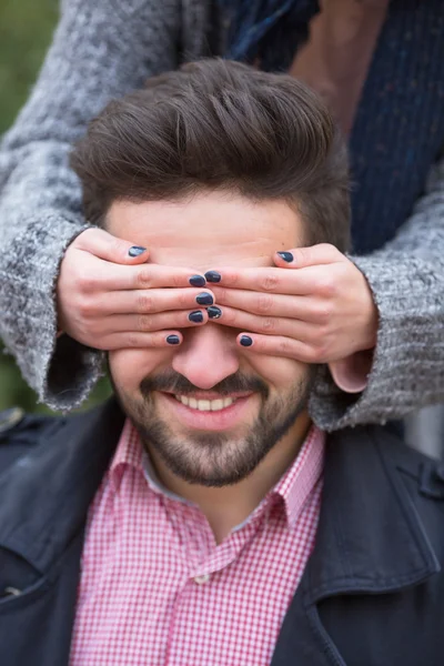 Frau schließt Mann die Augen — Stockfoto