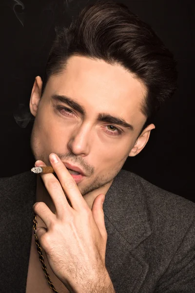 モデル男のスタジオ内での喫煙 — ストック写真
