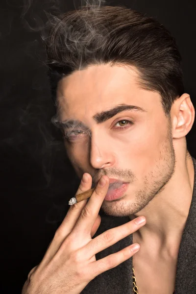 스튜디오에서 흡연 하는 모델 남자 — 스톡 사진