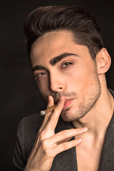 Model-Mann raucht im Studio — Stockfoto