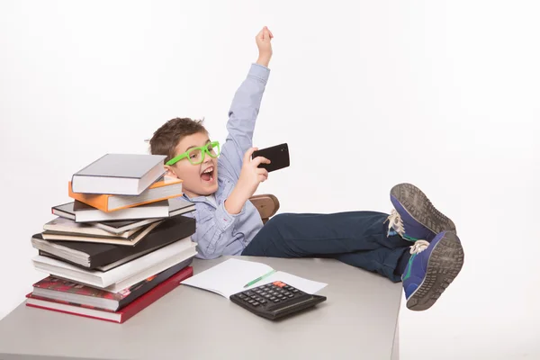 Liten pojke leker med sin mobiltelefon — Stockfoto