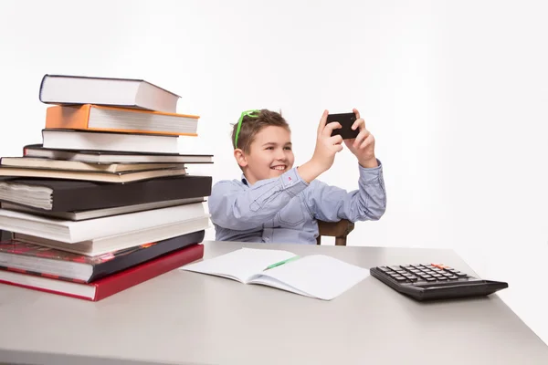 Pequeño chico de negocios haciendo fotos — Foto de Stock