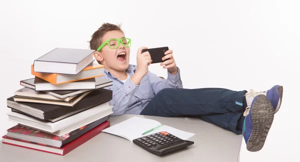 Liten pojke leker med sin mobiltelefon — Stockfoto