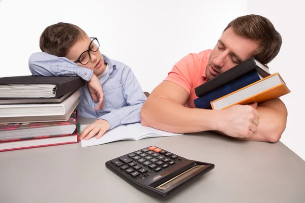 Père et fils dorment sur des livres — Photo