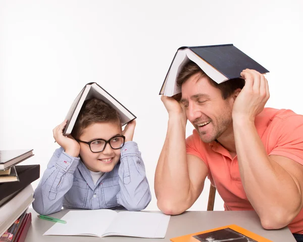 Father and son hiding under books — Φωτογραφία Αρχείου