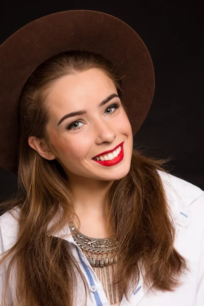 Belle dame modèle en chapeau en studio — Photo