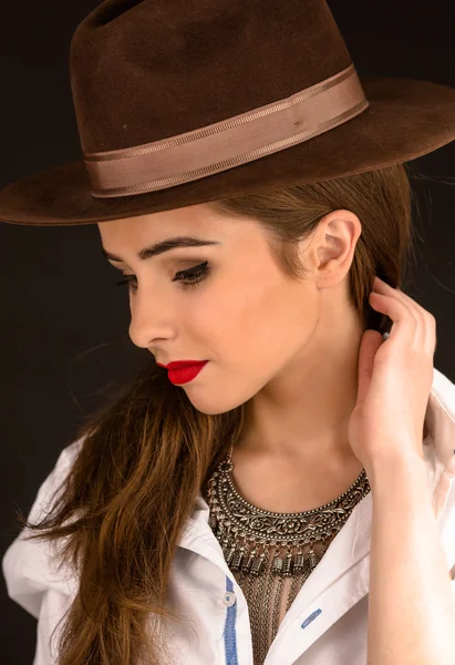 Bonita modelo senhora em chapéu no estúdio — Fotografia de Stock