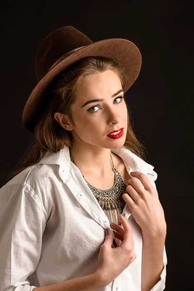 Hermosa modelo dama en sombrero en el estudio —  Fotos de Stock