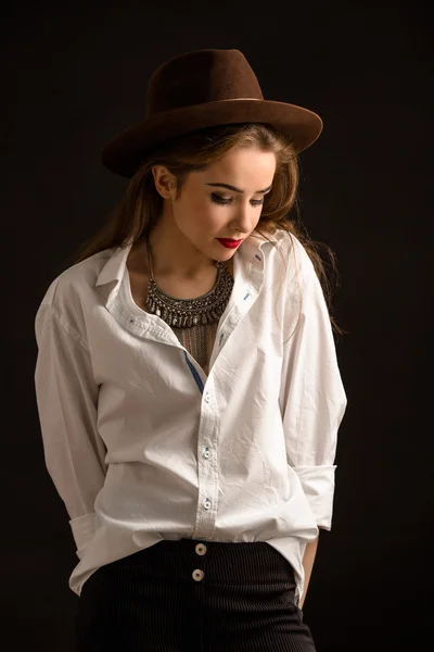 Красивая модель леди в шляпе в студии — стоковое фото