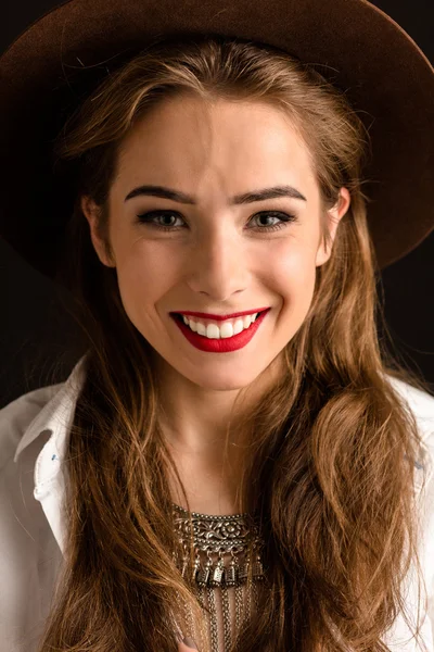 Belle dame modèle en chapeau en studio — Photo