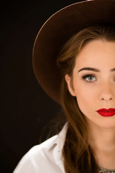 Nahaufnahme Porträt einer Dame mit roten Lippen — Stockfoto