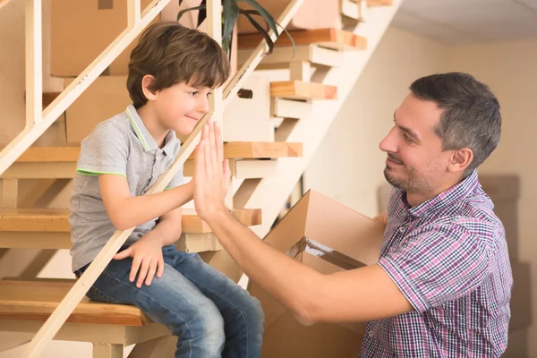 Familie verhuizen naar een nieuw huis — Stockfoto