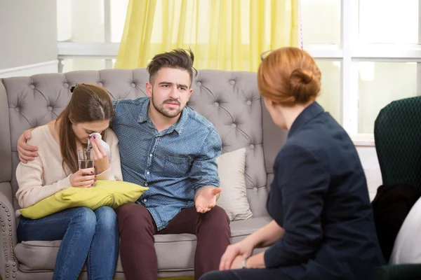 Pareja infeliz en el psicoterapeuta — Foto de Stock