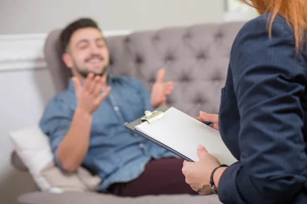 Handsome man at the psychotherapist — Stockfoto