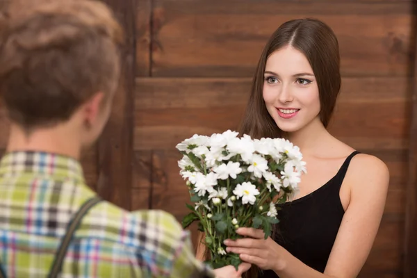 Man presenting his girl-friend beautiful flowers — ストック写真