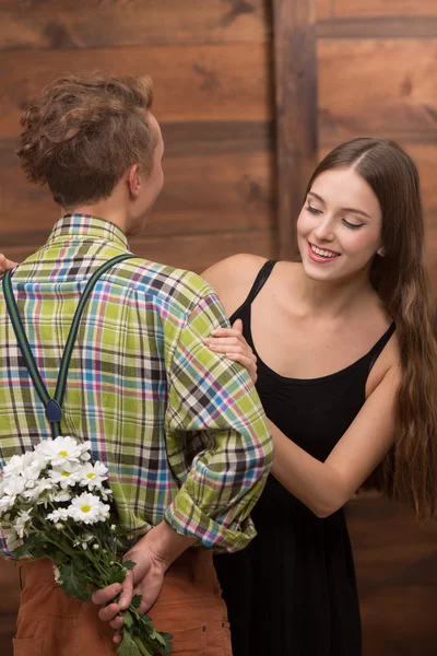Mann präsentiert seiner Freundin schöne Blumen — Stockfoto