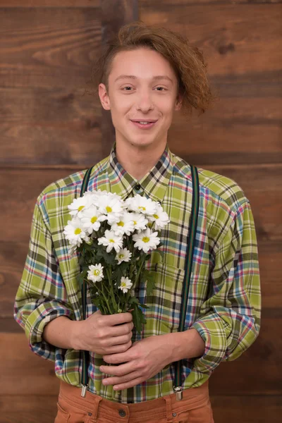 Hipster man posing with bunch of flowers — Fotografia de Stock