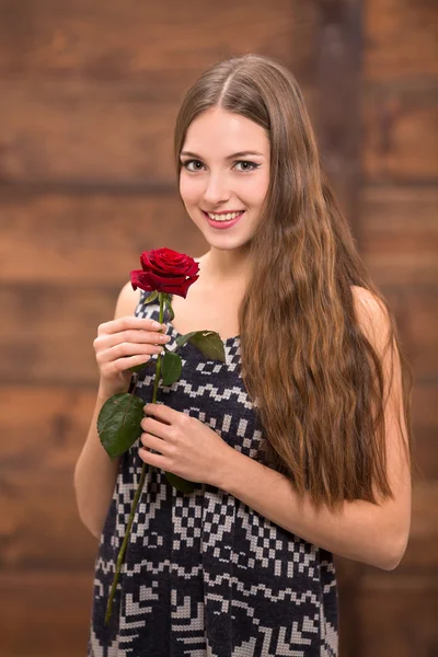 Beautiful girl posing with a red rose — ストック写真