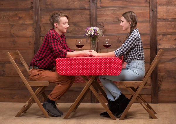 Pareja sentada en el restaurante o cafetería —  Fotos de Stock