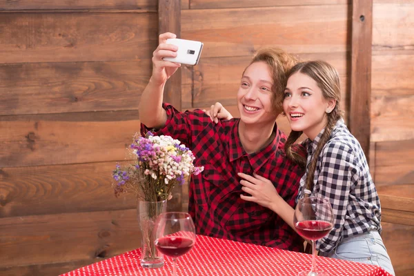 Coppia fare selfie nel ristorante o caffè — Foto Stock