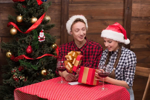 Couple in Santa hats — Stock Photo, Image