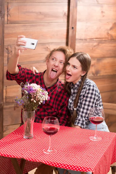 Pareja haciendo selfies en el restaurante o cafetería — Foto de Stock