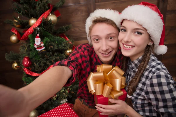 Pareja haciendo selfies — Foto de Stock