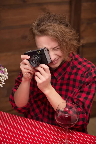 Hipster hombre fotografiando —  Fotos de Stock