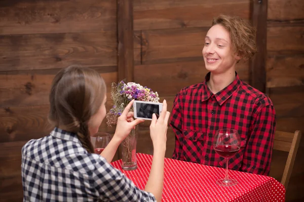 Girl-friend photographing her boy-friend — Fotografia de Stock