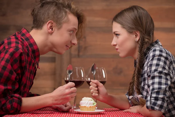 Couple eating dessert — Stock Photo, Image