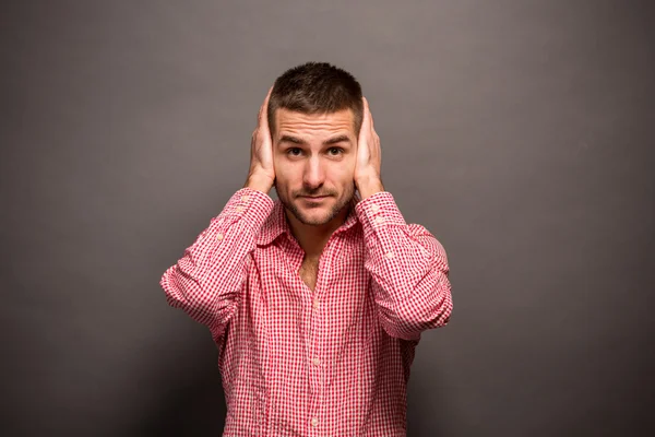 Mann verdeckt seine Ohren — Stockfoto