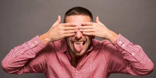 Mann bedeckt Augen mit Händen — Stockfoto