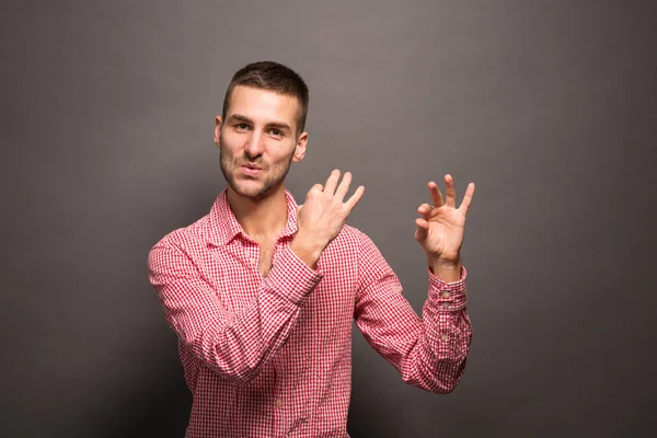 Mann wie beim Flötenspiel im Studio — Stockfoto