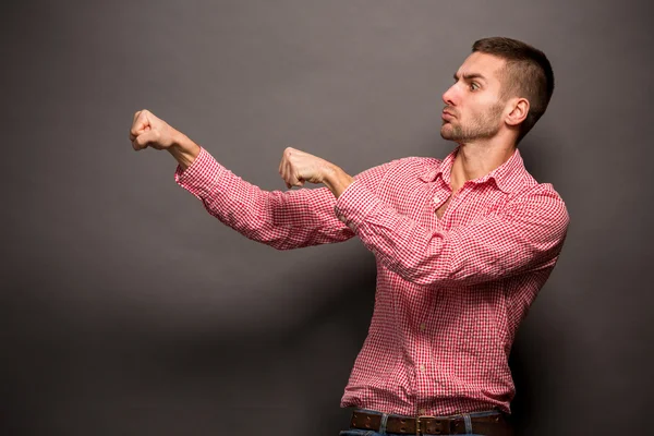Fiatal férfi a kezét a levegőben — Stock Fotó