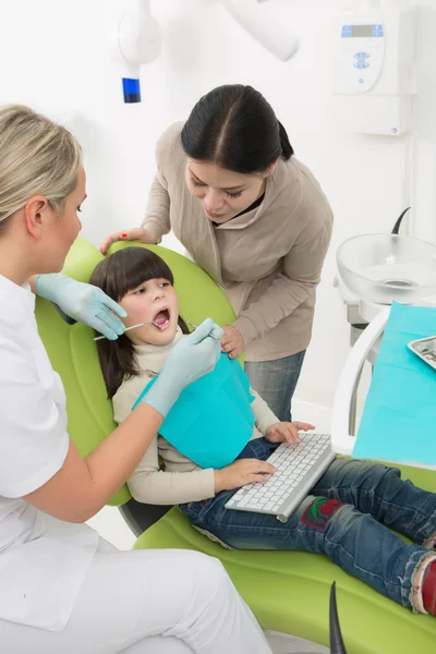 Kleines Mädchen mit Mutter in Zahnarztpraxis — Stockfoto