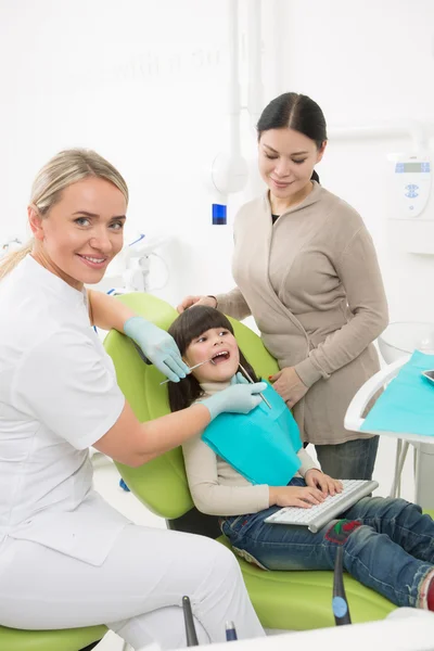 Niña con su madre en el consultorio de dentistas —  Fotos de Stock