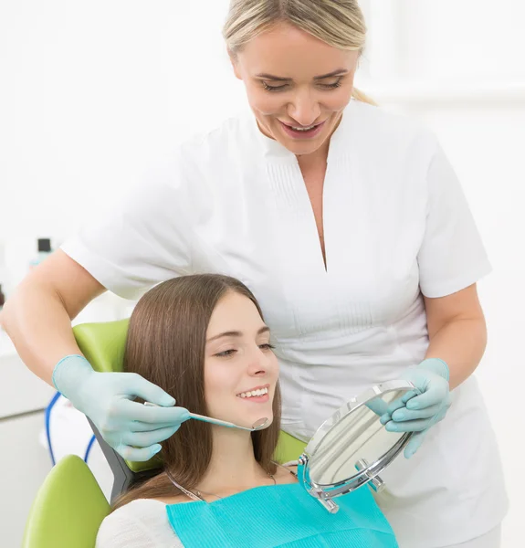 Junge Frau in Zahnarztpraxis lizenzfreie Stockbilder