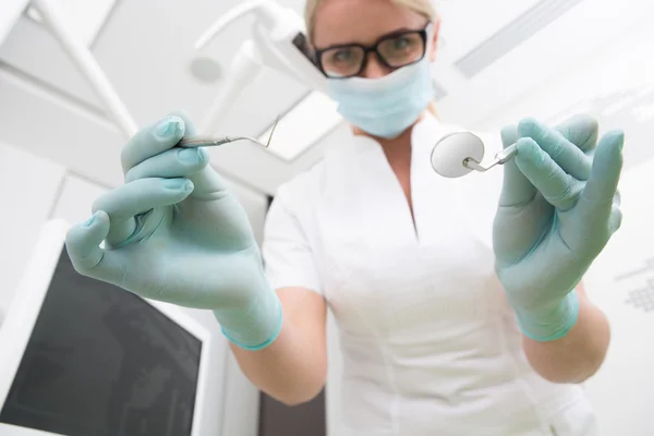 Стоматолог-женщина готова действовать — стоковое фото