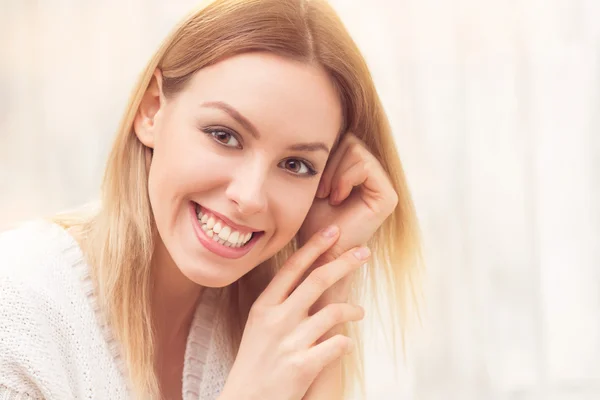 Bella signora bionda in posa — Foto Stock