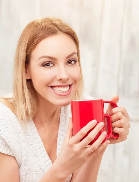 Dame avec une tasse de thé à l'intérieur — Photo