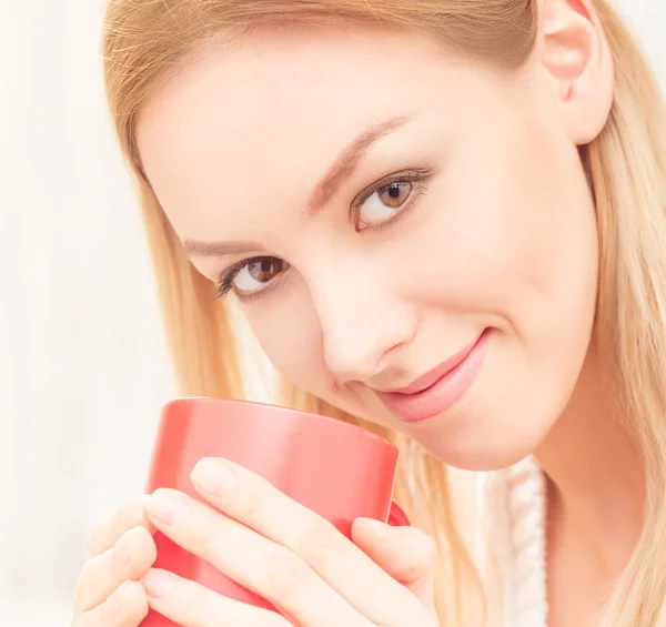 Dame avec une tasse de thé à l'intérieur — Photo