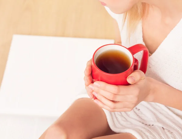 Dame avec une tasse de thé à l'intérieur — Photo