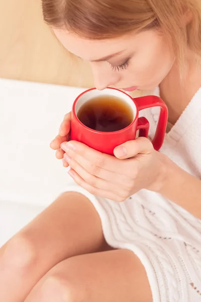 Señora con una taza de té en el interior —  Fotos de Stock