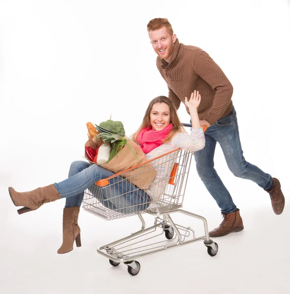 Glückliches Paar mit Einkaufswagen — Stockfoto