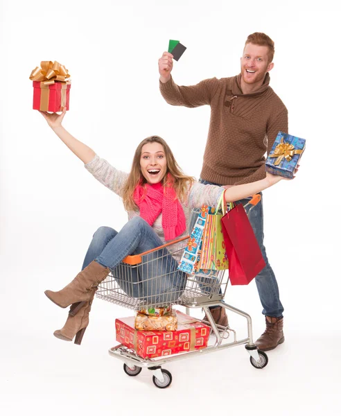 Glückliches Paar mit Einkaufswagen — Stockfoto